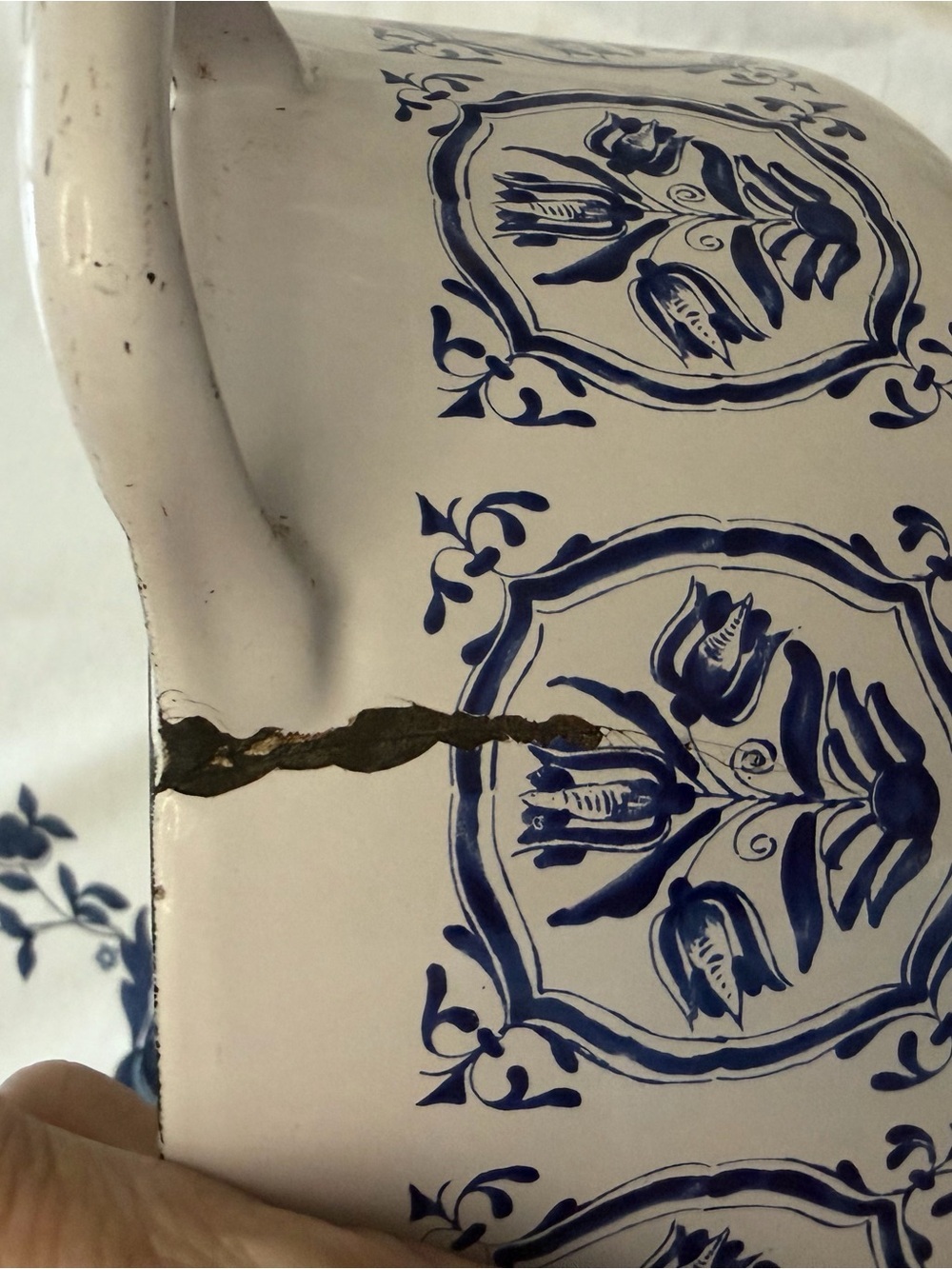 Vintage Le Creuset cream enamel Dutch oven with blue tulip pattern - Picture 6 of 11